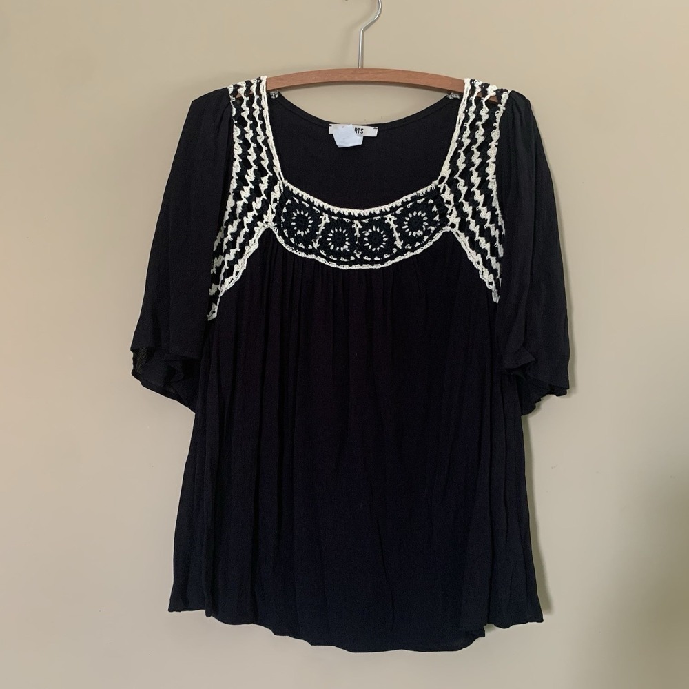2 HEARTS women's top 100% Rayon Size Small crochet neckline and shoulders black